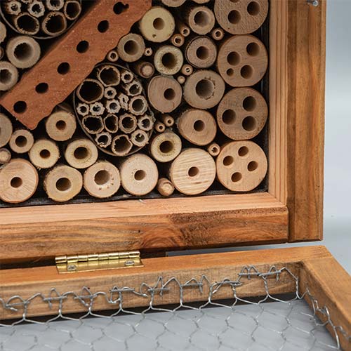 Drahtgitter vor einer Bienen-Nisthilfe